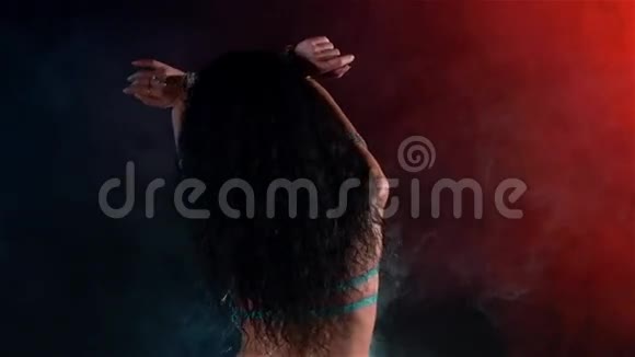苗条美丽的女人肚皮舞视频的预览图