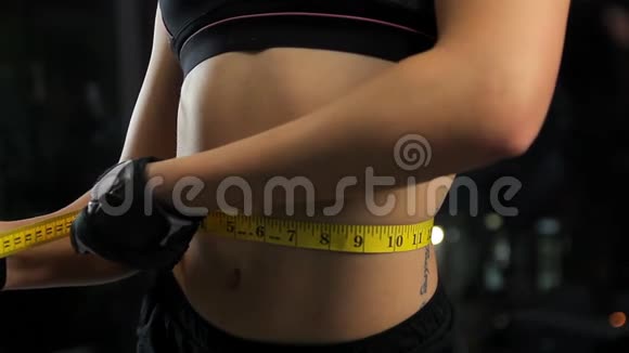 健身女士平腹测量腰部后强化锻炼减肥视频的预览图