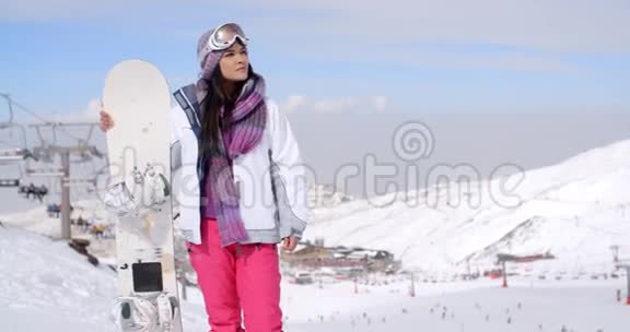 年轻女子在雪山坡上测量视频的预览图