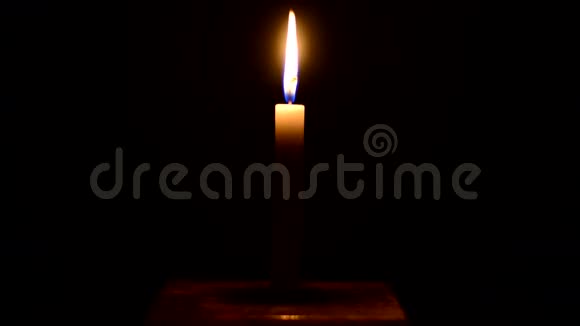 在隔离的黑色背景延时视频中点燃蜡烛视频的预览图