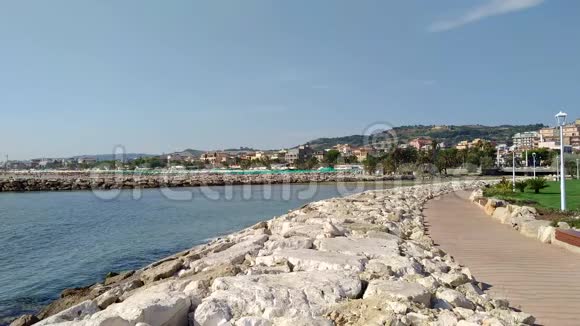 圣贝内代托德尔特隆托阿斯科利皮塞诺意大利的海上前线视频的预览图