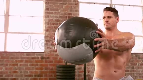 健身男在健身房用药球视频的预览图