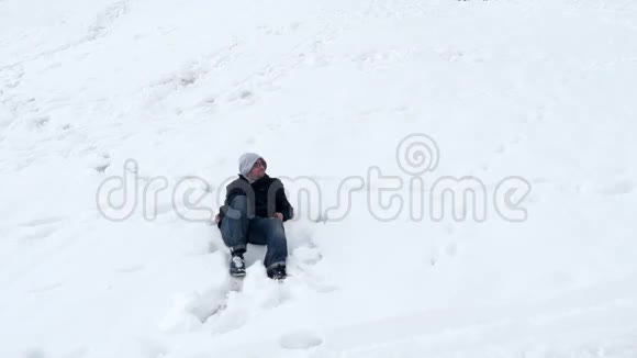 快乐的人躺在雪地里躺在白色的背景下视频的预览图