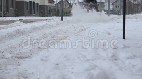 暴风雪过后工人用吹雪机清理人行道上的雪4K视频的预览图