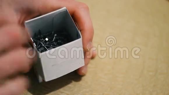 男人在一个有钉子的小盒子里翻找视频的预览图