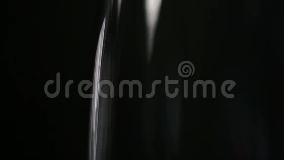 葡萄酒正倒入玻璃杯中视频的预览图