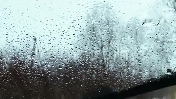 汽车雨刷清洁了挡风玻璃上的水滴慢动作录像视频的预览图