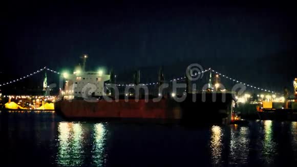 油轮在夜间通过桥视频的预览图