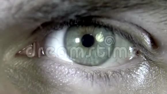 瞳孔散大的雄性绿眼视频的预览图