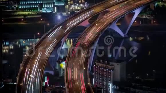 台北市交通繁忙的高速公路桥梁高空作业视频的预览图