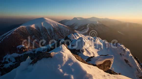 罗祖特茨峰冬季山景日落时间流逝视频的预览图