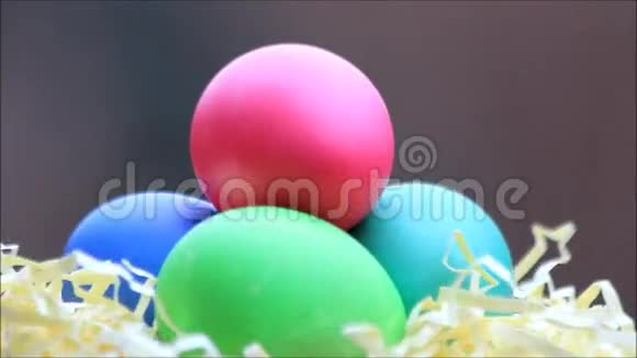 彩色复活节彩蛋旋转视频的预览图