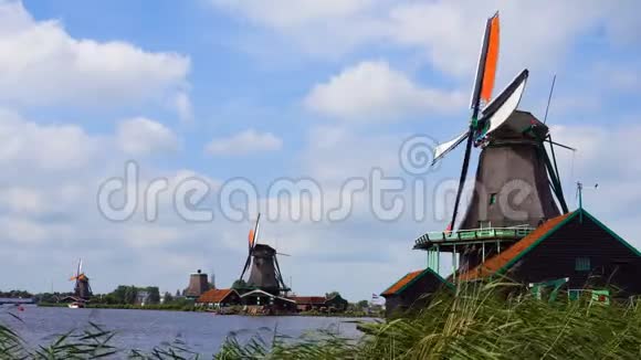 传统的荷兰风车在ZaanseSchans荷兰阿姆斯特丹附近的旅游村有风车和视频的预览图