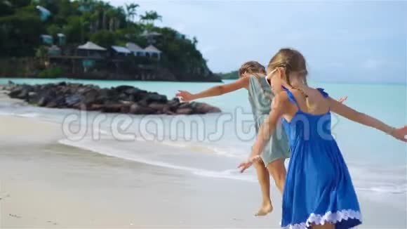 可爱的小女孩在加勒比海岛的海滩上玩得很开心流动人口视频的预览图