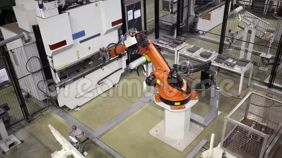 工业工厂的弯曲机器人视频的预览图