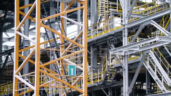 在背景为炼油厂石化厂工艺结构的储罐上安装脚手架大型视频的预览图