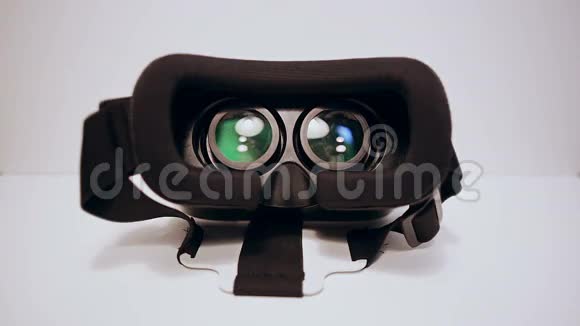 白色背景下的智能手机虚拟现实眼镜智能手机正在工作男人们拿着眼镜戴着视频的预览图