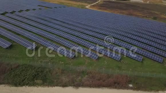 太阳能农场太阳能电池板的鸟瞰图视频的预览图