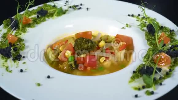 白色陶瓷菜中的蔬菜汤视频的预览图