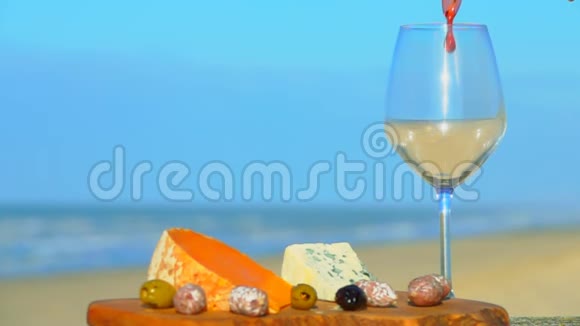 在大西洋海岸野餐提供奶酪和葡萄酒视频的预览图