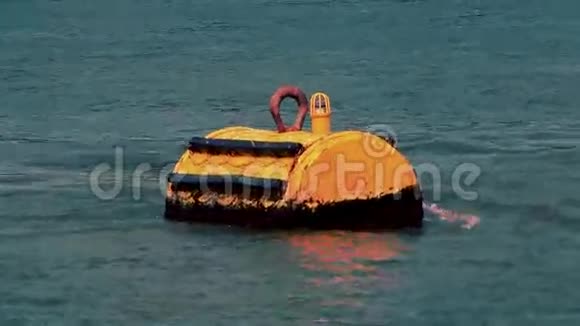 河上黄色航行浮标俯视视频的预览图