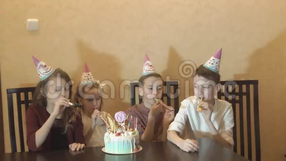 孩子们在生日聚会上玩得很开心小寿星的生日蛋糕家庭庆典视频的预览图