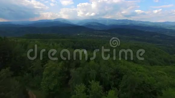 基督教教堂周围绿色森林鸟瞰Ciocanu修道院罗马尼亚视频的预览图