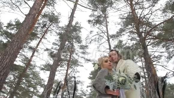 冬季森林婚礼仪式视频的预览图