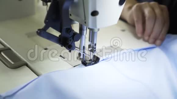 在工厂里缝衬衫的女裁缝视频的预览图