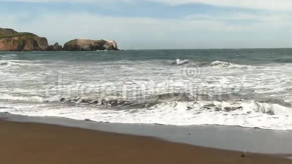 带云的沙滩海浪加州视频的预览图