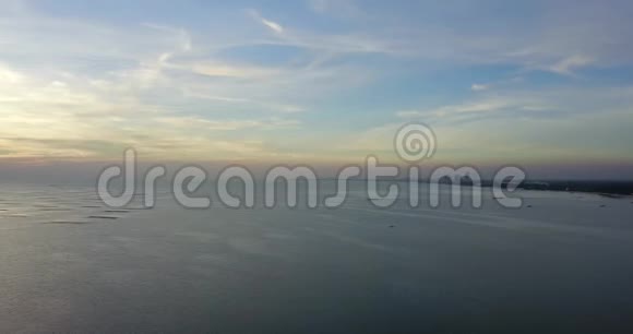 在美丽的日落中可以看到海面的空中景色展示水中的船只无人机拍摄录像视频的预览图