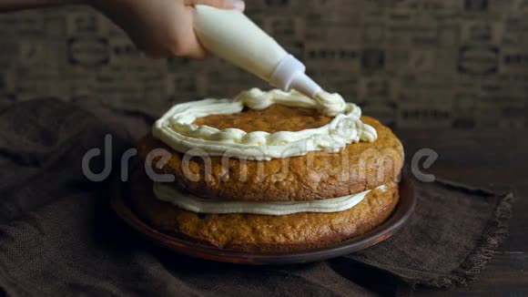 烤点心菜厨师在胡萝卜蛋糕上浇奶油做胡萝卜派视频的预览图