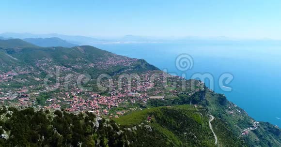 年轻女子在阿马尔菲海岸的山上徒步旅行视频的预览图