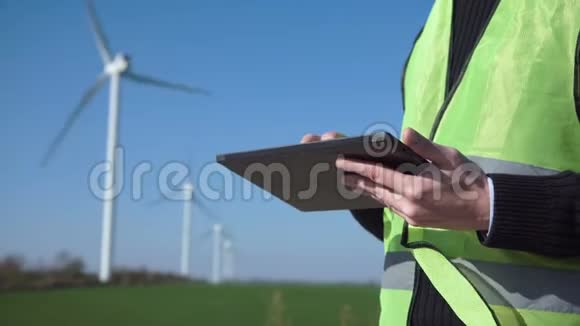 使用数字平板电脑对抗风力涡轮机视频的预览图