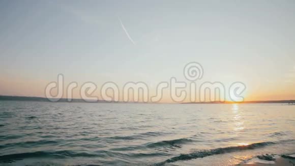身材苗条的小女孩在日出时在海上从事体操无法辨认的轮廓视频的预览图