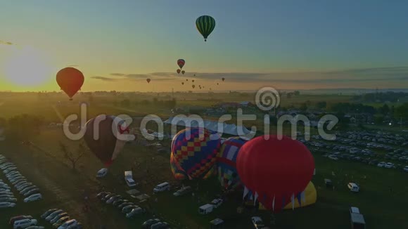 从充气到起飞在气球节早上发射热气球的鸟瞰图视频的预览图
