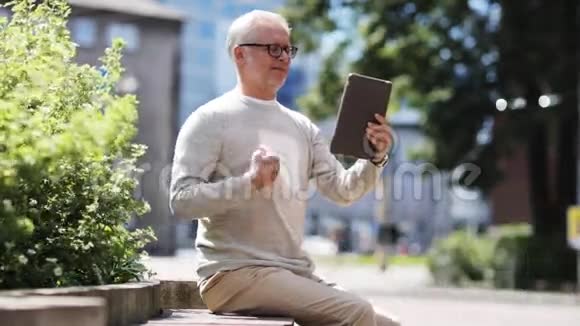 城市里有平板电脑视频通话的老人视频的预览图