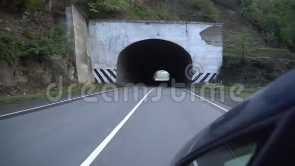 在佐治亚州隧道公路上驾驶汽车视频的预览图