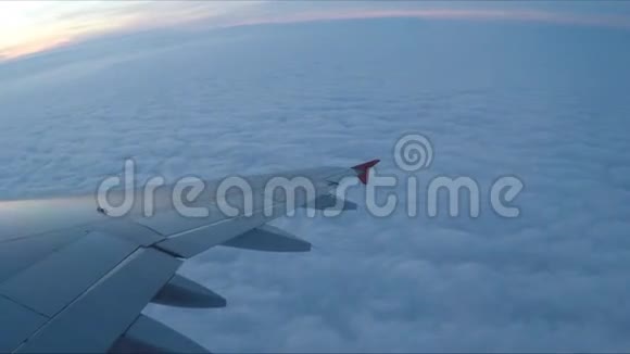 从飞机机翼的舷窗上看视频的预览图