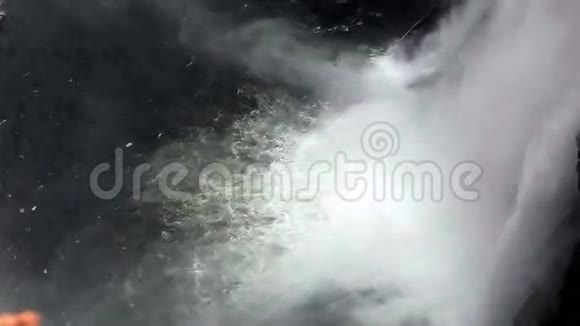 落下的水流瀑布视频的预览图