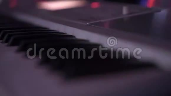 有选择地用激光聚焦和点亮叉式琴键视频的预览图