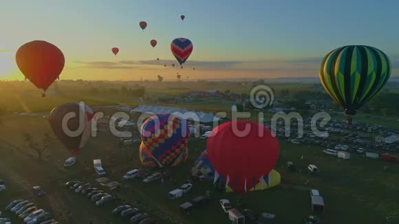 从充气到起飞在气球节早上发射热气球的鸟瞰图视频的预览图