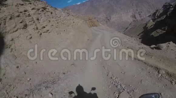一辆摩托车骑在危险的山路上视频的预览图