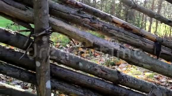 用作篱笆的旧木头视频的预览图