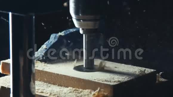 慢动作用电锯切割一块木头的人视频的预览图