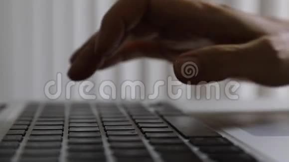 女生打字文字电脑键盘视频的预览图
