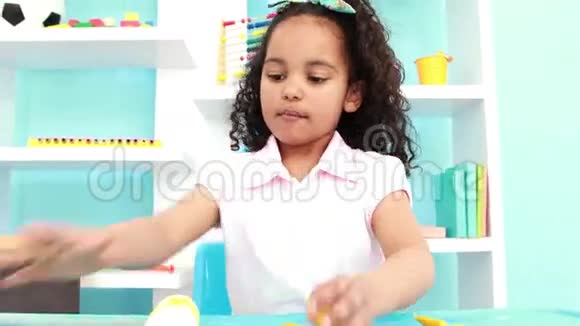 小女孩在玩粘土模型视频的预览图
