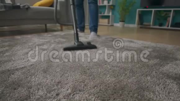 人用吸尘器清洁地毯视频的预览图