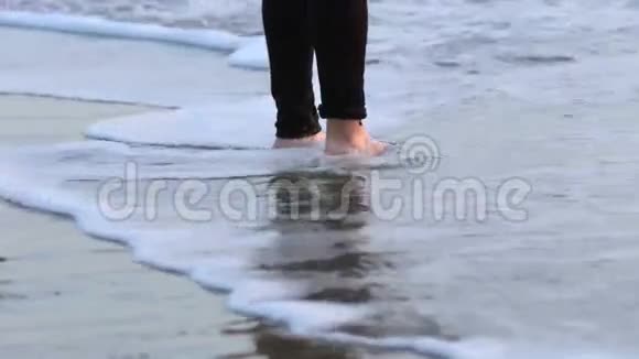 在海滩上行走的妇女赤脚脚的特写视频的预览图