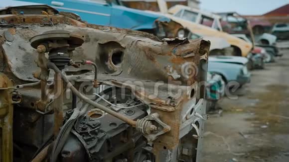 近距离拍摄一堆破旧的汽车视频的预览图